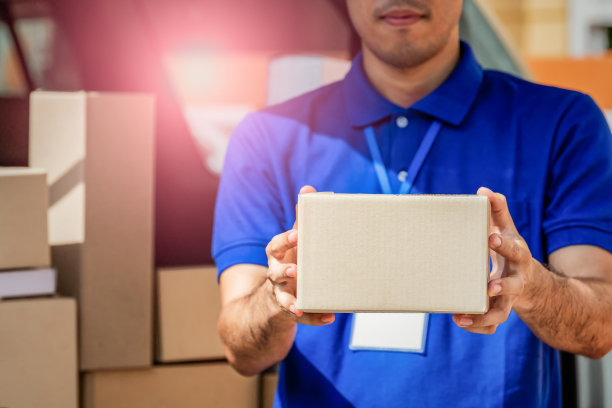 送货员拿着包裹。图片下载