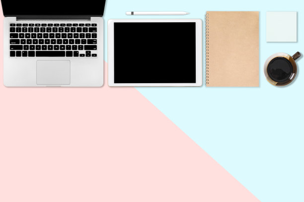 平放办公桌子与笔记本电脑，数字平板电脑，手机和配件的照片。对现代的两种色调(蓝色和粉色)背景。桌面办公室模型概念。图片下载