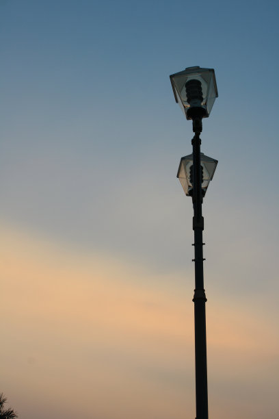 美丽的城市天空和下午的灯光公众图片下载