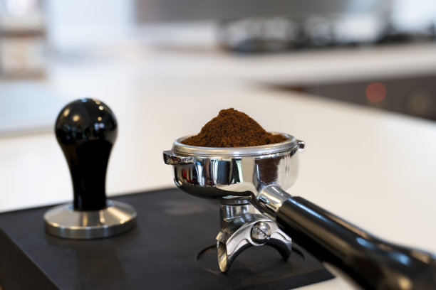 门滤器里的未夯实咖啡渣图片下载