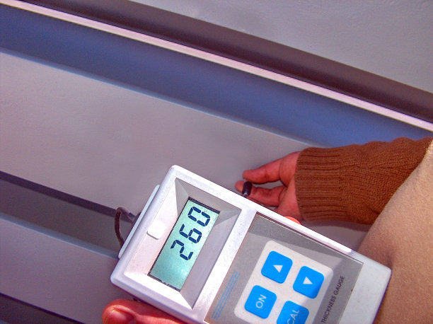 由检验员测量油漆和涂层厚度。如果厚度测量不当，会带来严重的负面后果。图片下载