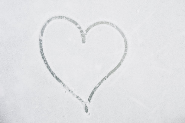 画在雪地上的心图片下载