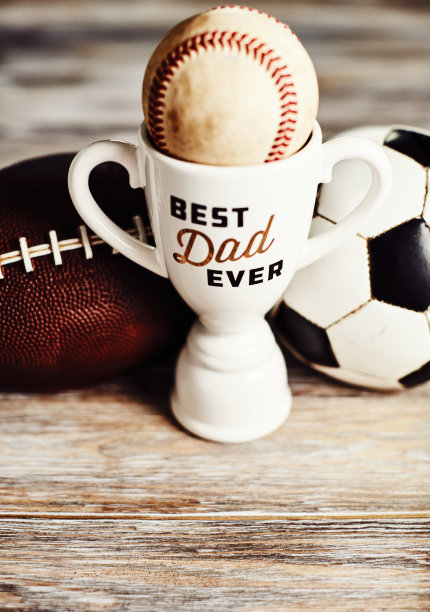 给爸爸的运动器材和奖杯。父亲节图片下载