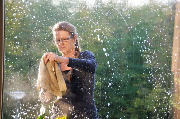 女人打扫窗户图片下载