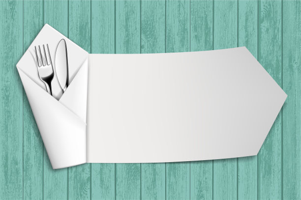 用白色餐巾包着刀叉。木制的桌子。图片下载