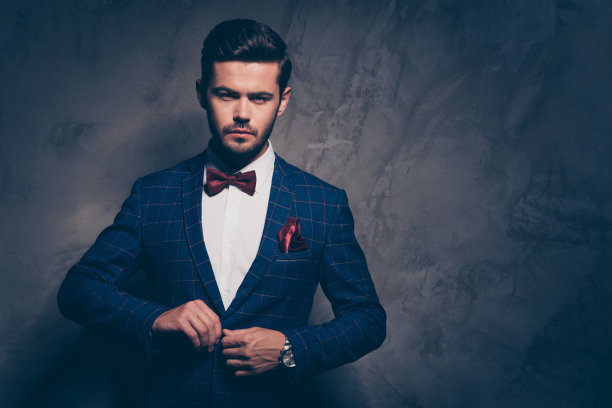 特写工作室照片肖像优雅优雅，时髦时髦，现代吸引人的高级社会派对成员穿着白色优雅的衬衫孤立在灰色背景复制空间图片下载