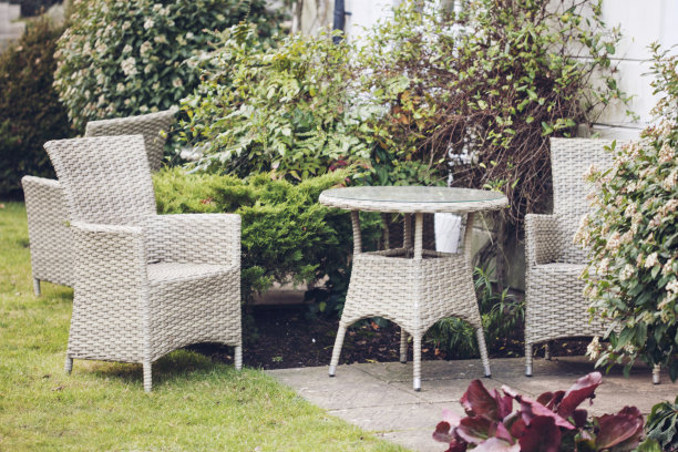 乡村花园里的桌椅图片下载