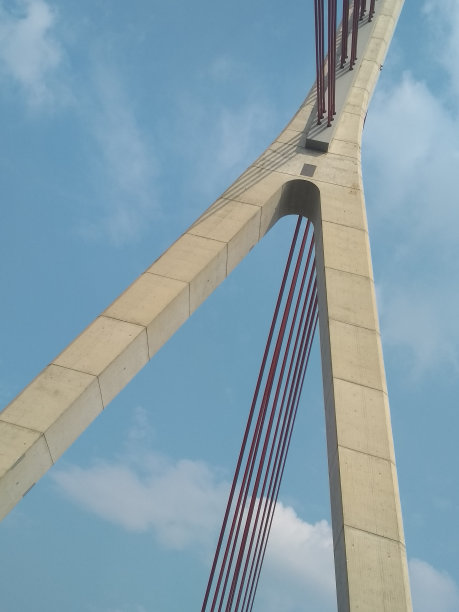 红色的莱茵河大桥和夏日的天空图片下载