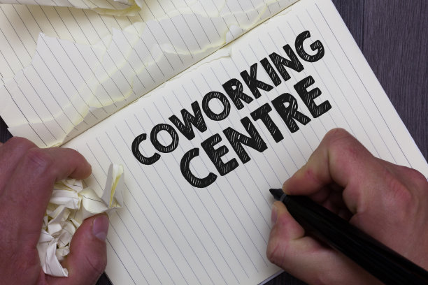 文字标志显示共同工作中心。概念照片共享的工作场所，经常办公室和独立活动，男人拿着马克笔，笔记本，皱巴巴的纸，撕破的页，犯错误。图片下载