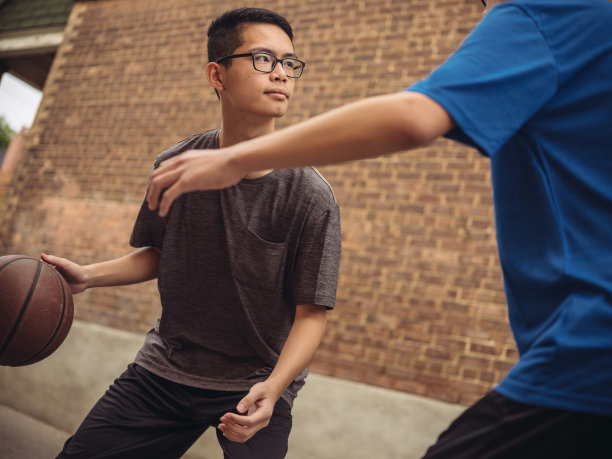 双胞胎在篮球图片下载