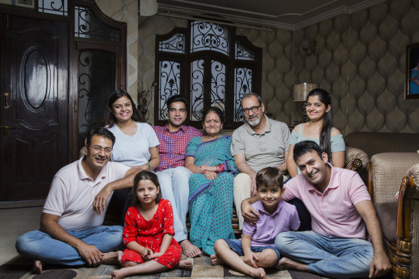 欢乐的多代家庭享受在家里。-股票图片图片下载