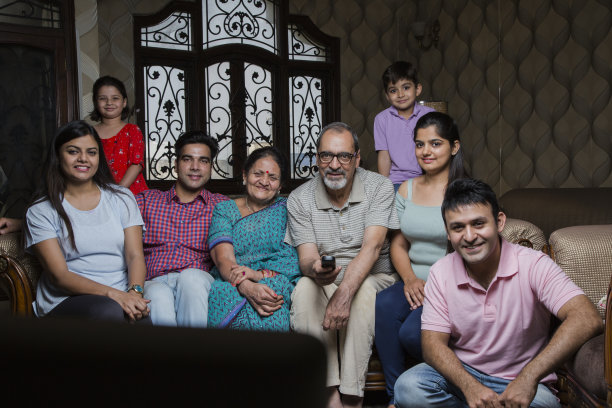 欢乐的多代家庭享受在家里。-股票图片图片下载
