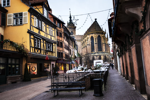 在欧洲的城市里，圣诞节是为了迎接新的一年而装饰的。斯特拉斯堡是一个美丽的城市，在这个时期参观。图片下载