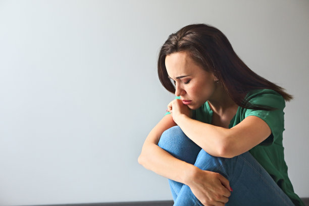 一个悲伤的女人的肖像，看起来在思考她的烦恼图片下载