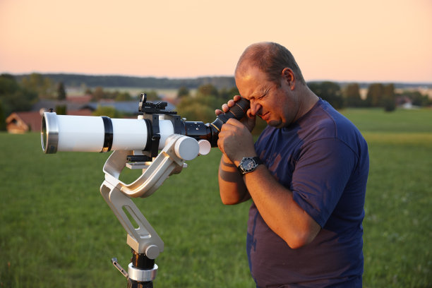 在看到月全食之前，人们正在观看壮观的日落图片下载