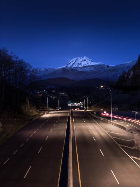高速公路的背景是雪山。图片下载