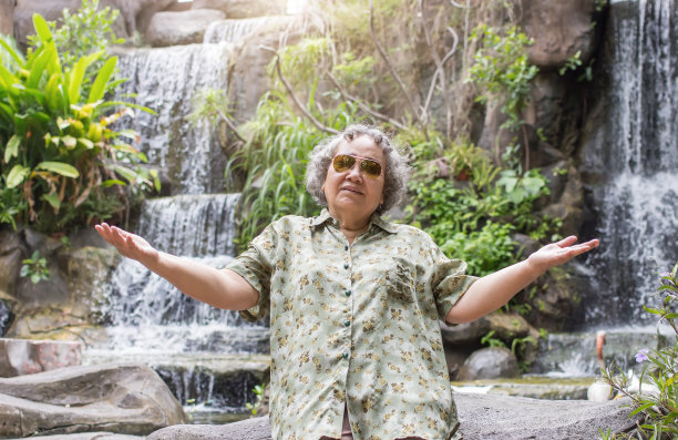 开开心心的放开老年人的手去旅游图片下载