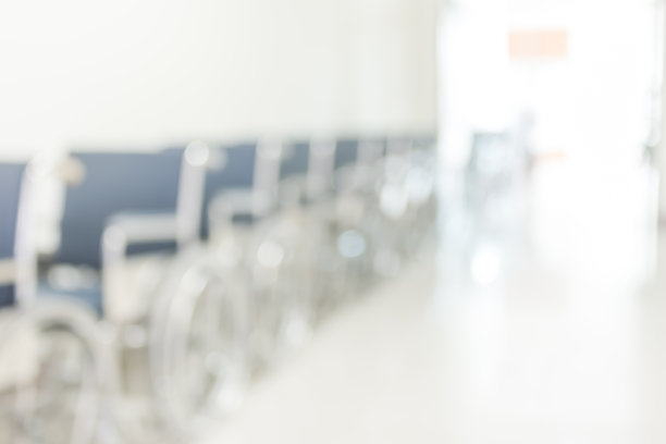 轮椅在医院或医疗诊所走廊模糊抽象背景与模糊的透视视图内部走廊服务残疾人和病人的移动图片下载