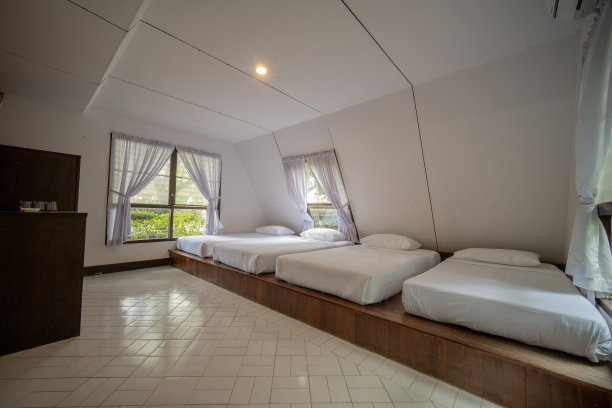 泰国罗永区Samed岛Samed Cabana四人四张双人床的四人酒店卧室图片下载