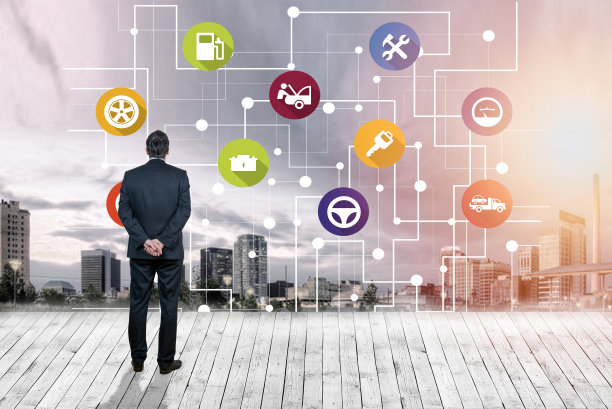 在城市背景下看商业计划的商人图片下载