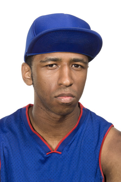 西班牙男子戴着棒球帽，看起来很严肃图片下载