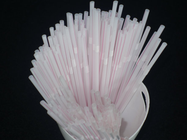 塑料鸡尾酒管站在俯视图图片下载