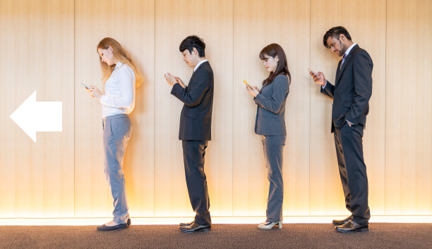 一群人在排队。图片下载