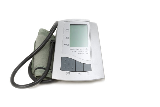 白色背景上的血压计图片下载