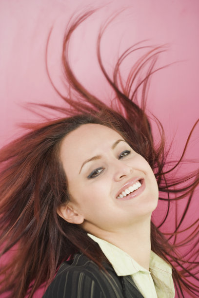 西班牙裔女子向后甩着头发，面带微笑图片下载