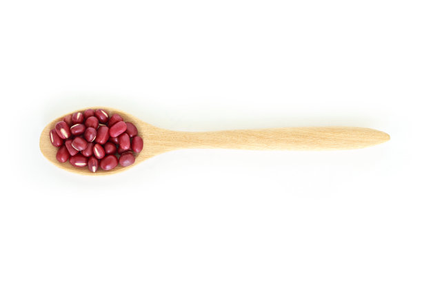 红豆籽勺蔬菜自然在白色的背景图片下载