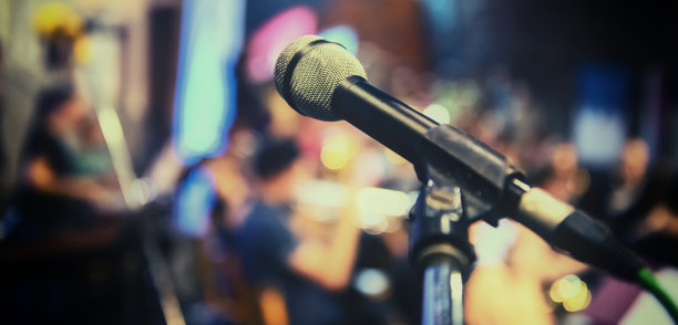 麦克风在舞台上图片下载