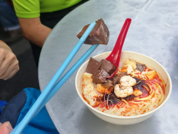 槟榔屿著名的白咖喱面，里面有猪血图片下载