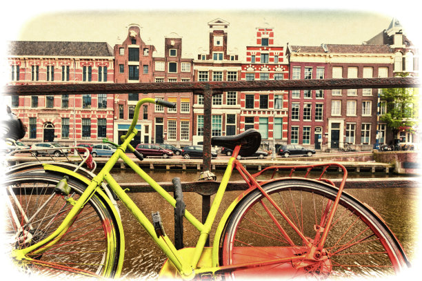 停在阿姆斯特丹河堤上的自行车图片下载