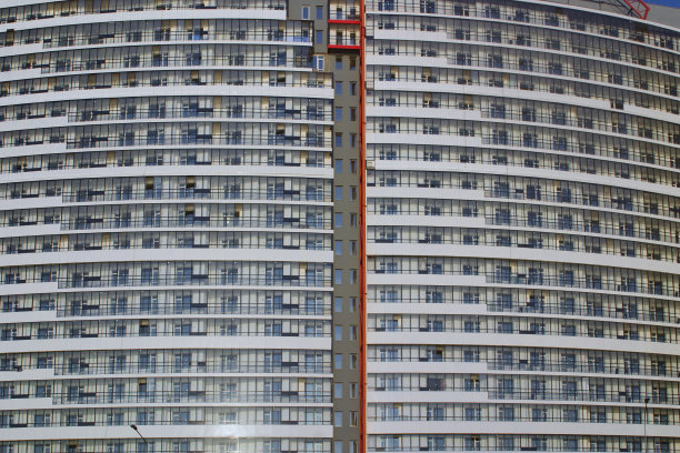 夕阳下的现代住宅综合体的外立面。图片下载