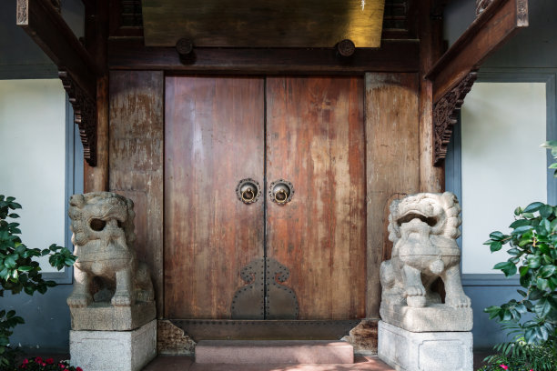 宽巷和斋巷，仿古门环形状像一个狮头，成都，中国图片下载