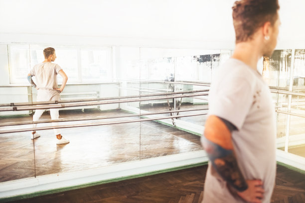 现代纹身艺术舞者少年镜子摆姿势肖像图片下载