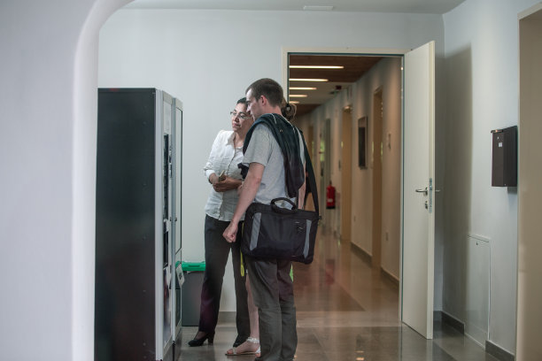 成人学生在课堂上休息图片下载