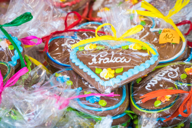 波兰克拉科夫的一个传统市场上的不同形状的纪念姜饼。图片下载