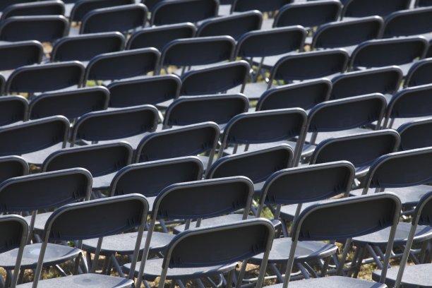 灰色塑料椅排成桌图片下载