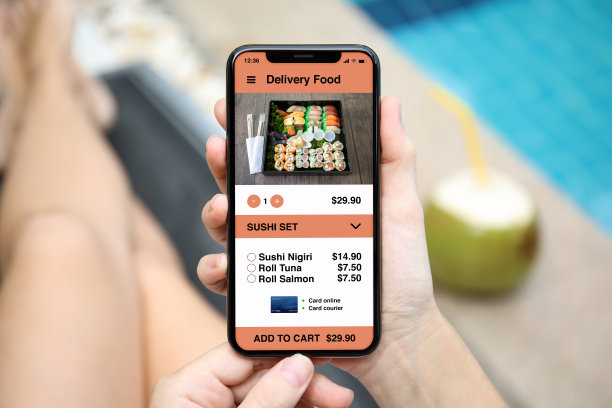女人拿着手机，屏幕上显示着送寿司的应用程序图片下载