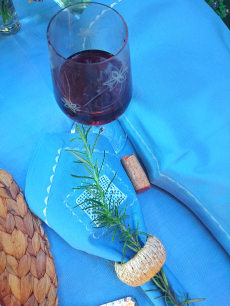 葡萄酒、玻璃杯和软木塞图片下载