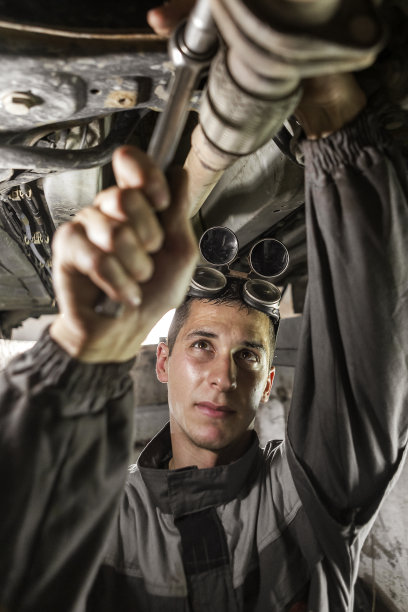 机械师在车下工作图片下载