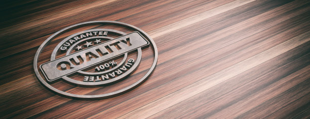 圆形金属标志与文本质量在木制背景，横幅，拷贝空间。三维演示图片下载