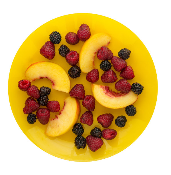 盘子里有黑莓、覆盆子、油桃。黑莓，覆盆子，油桃孤立在白色背景上。健康食品。素食图片下载