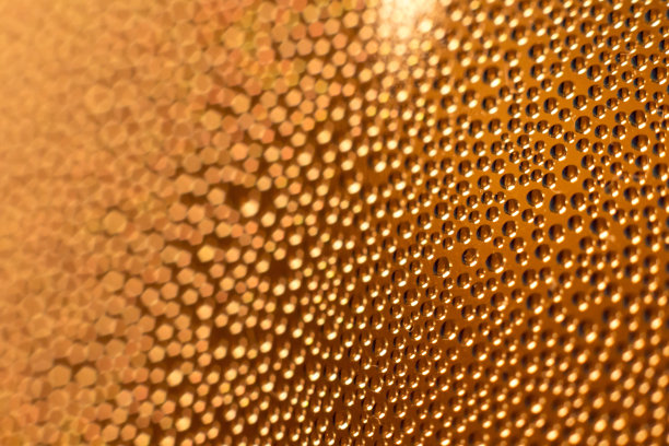 水凝结在一杯冰凉的啤酒外面图片下载