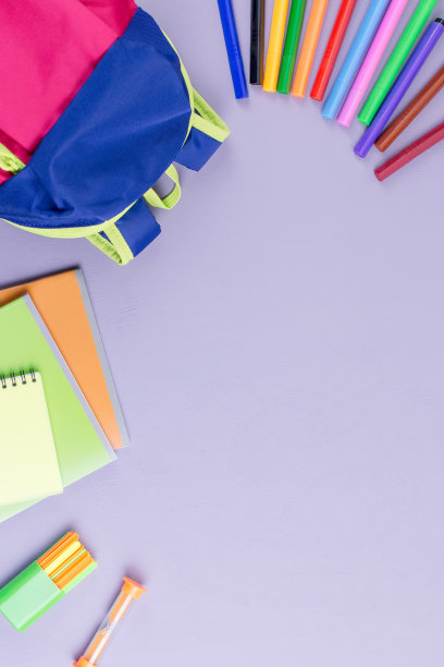 学校观念平铺。儿童背包，午餐盒，水瓶，笔记本，木桌上的马克笔图片下载