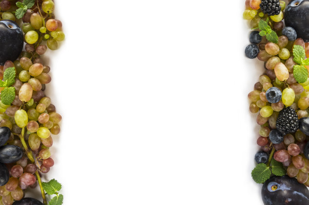 各种新鲜的夏季浆果和水果在白色的背景。成熟的葡萄，蓝莓，黑莓，李子。浆果和水果在图像边界与文本复制空间。前视图。图片下载