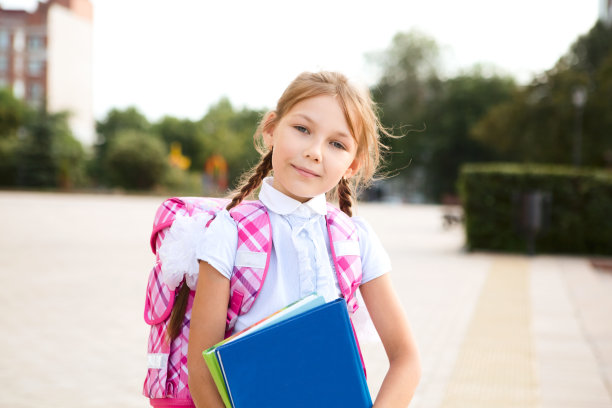 小学女学生背着书包去上学图片下载