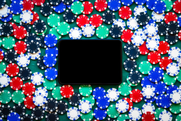 赌场筹码背景在绿色桌上，平板电脑在中心图片下载