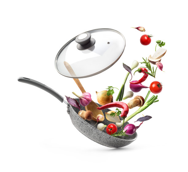 蔬菜组成。煎锅盖和飞行蔬菜，孤立在白色背景图片下载